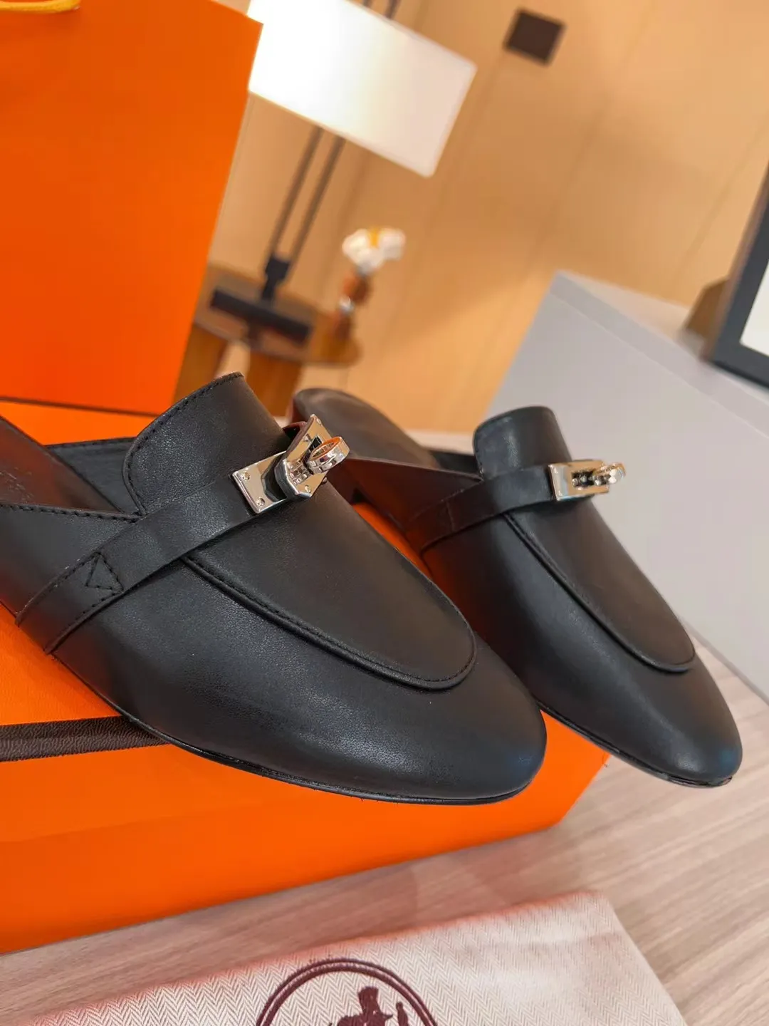 👟👟Ex-factory price 480👟👟 2023 product Hermes new genuine handmade shoes, purely handmade, a must-collect item! The perfect holiday accessory! Our pursuit of quality products is always the best! Don't give in! Comfort and originality, not following trends, and not deliberately expressing oneself are the consistent pursuits of Hermes and its fans!  [Material] ✅Upper: Hermers original calfskin ✅Foot pads: Made of imported original fabric with 5D color printing ✅Outsole: Italian genuine leather outsole (pursuing top walking comfort) [Number of yards] 35-42 [Packaging] With original packaging